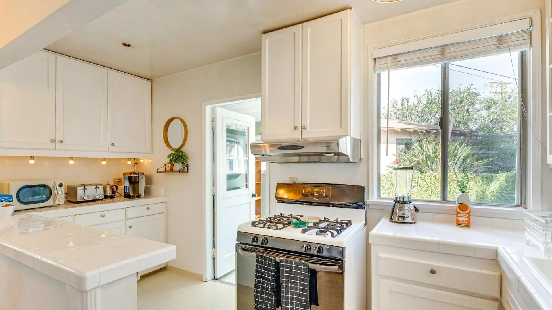 3 Mi To Universal Studios Chic Home With Yard! Burbank