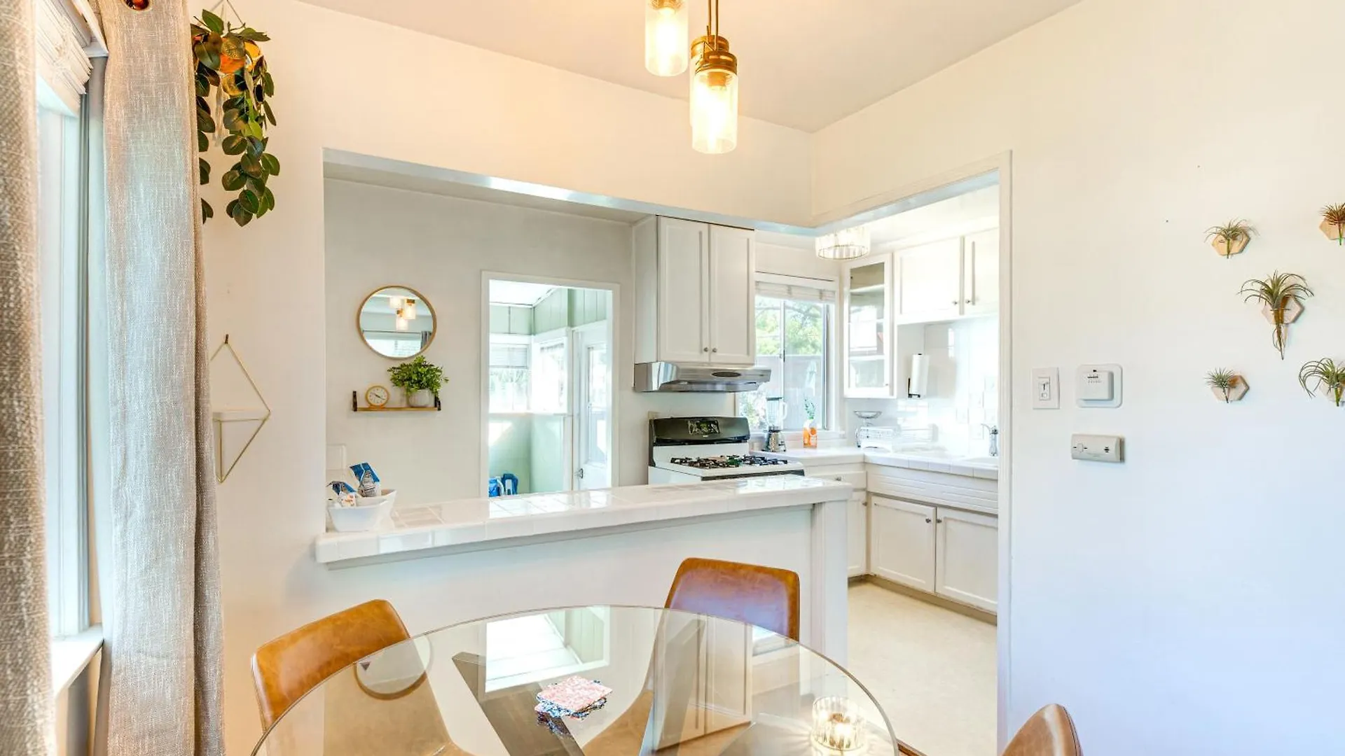 Holiday home 3 Mi To Universal Studios Chic Home With Yard! Burbank