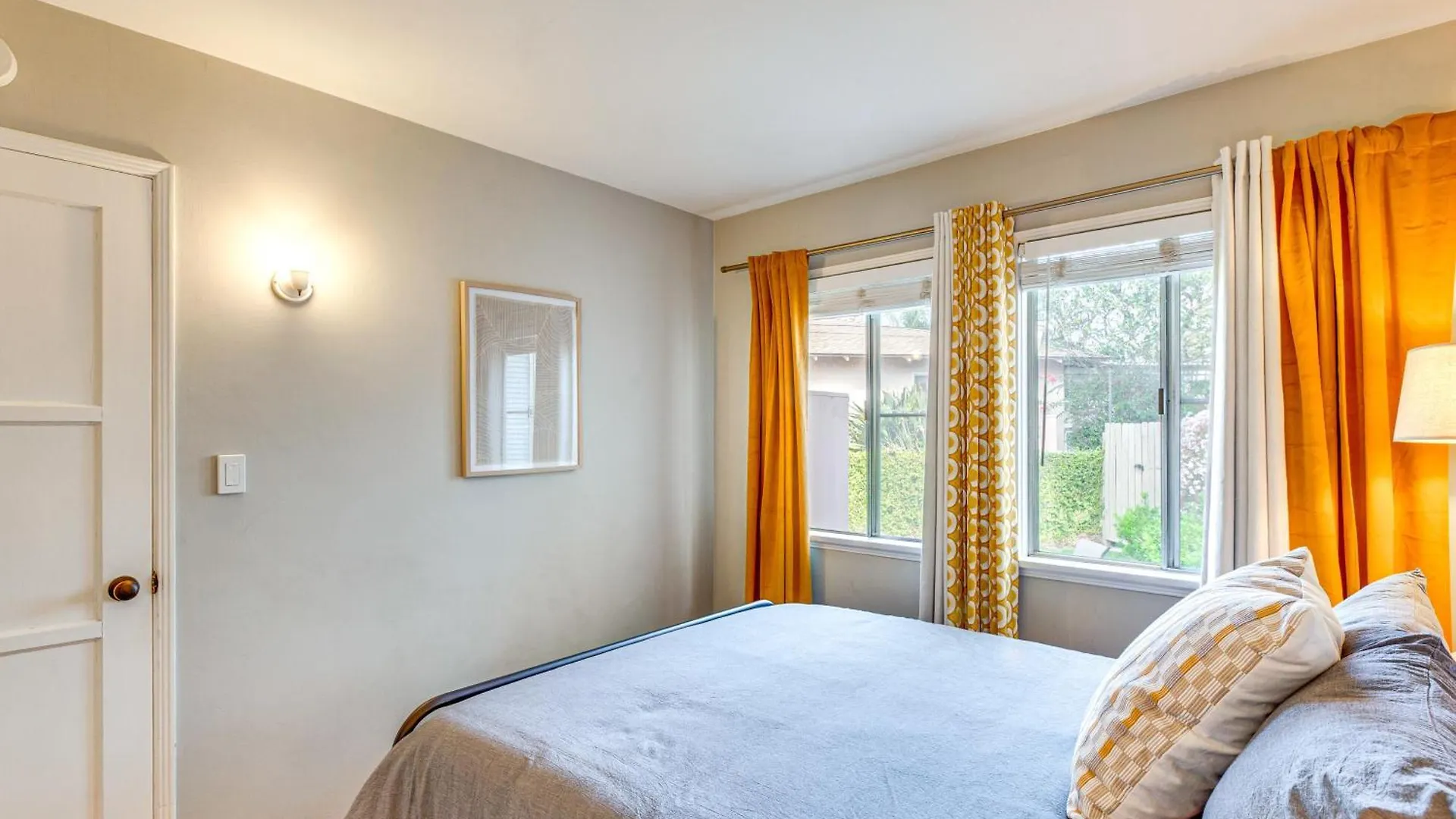 3 Mi To Universal Studios Chic Home With Yard! Burbank 0*,  United States