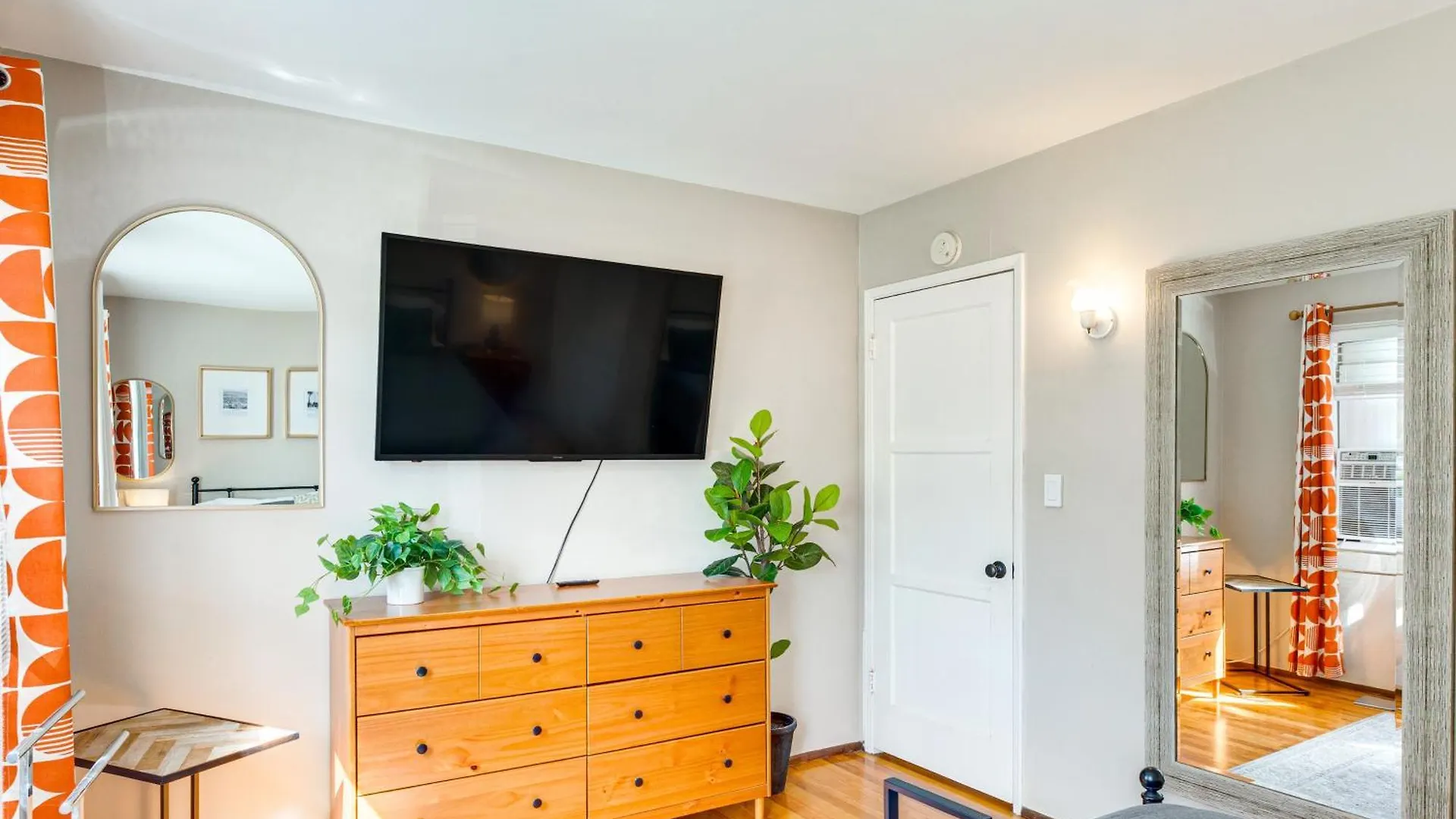 3 Mi To Universal Studios Chic Home With Yard! Burbank Holiday home